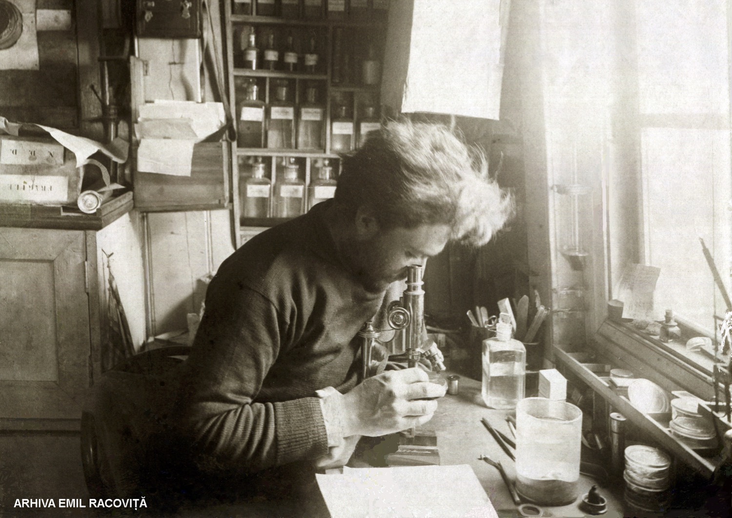 Emil Racoviţă în laboratorul de pe Belgica