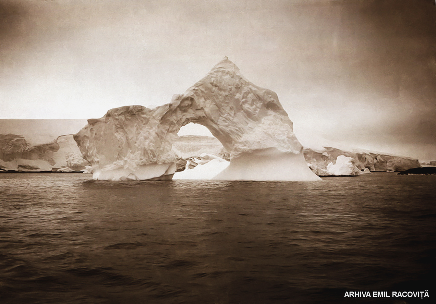 Iceberg în arcadă eşuat în Strâmtoarea de Gerlache (Foto F. Cook).
