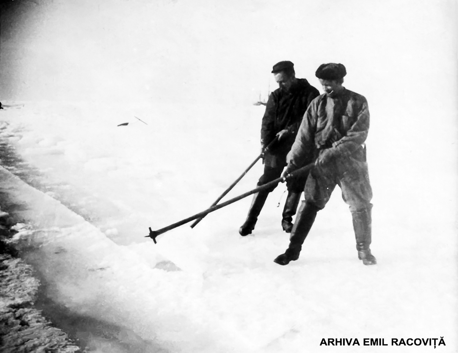 Mateloţi spărgând gheaţa cu târnăcoapele (Foto F. Cook).