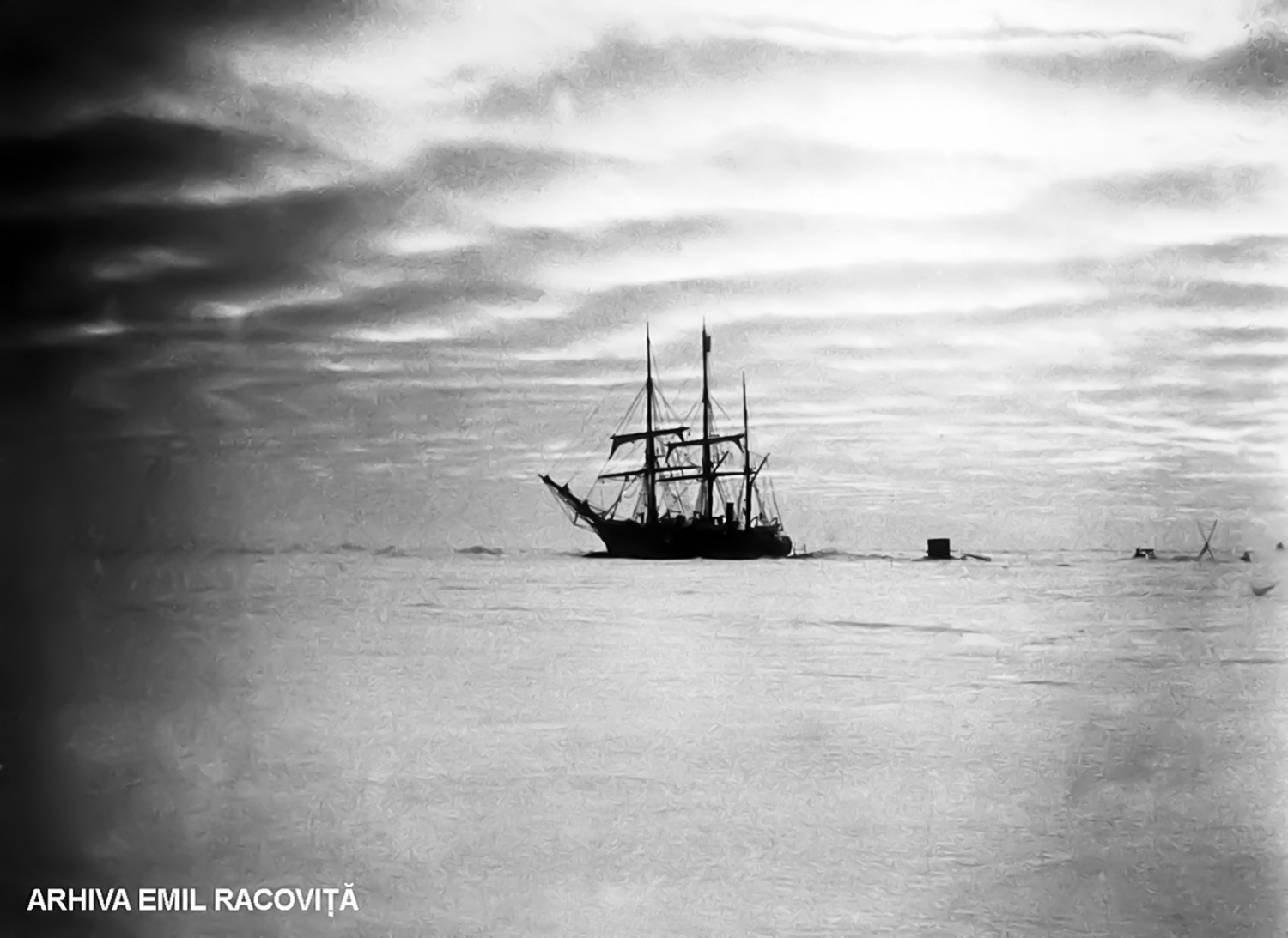 „Belgica” devenită prizonieră a gheţurilor antarctice (Foto F. Cook, 1899).