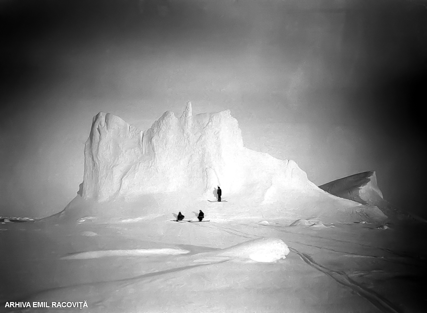 Iceberg prins în banchiză (Foto F. Cook).