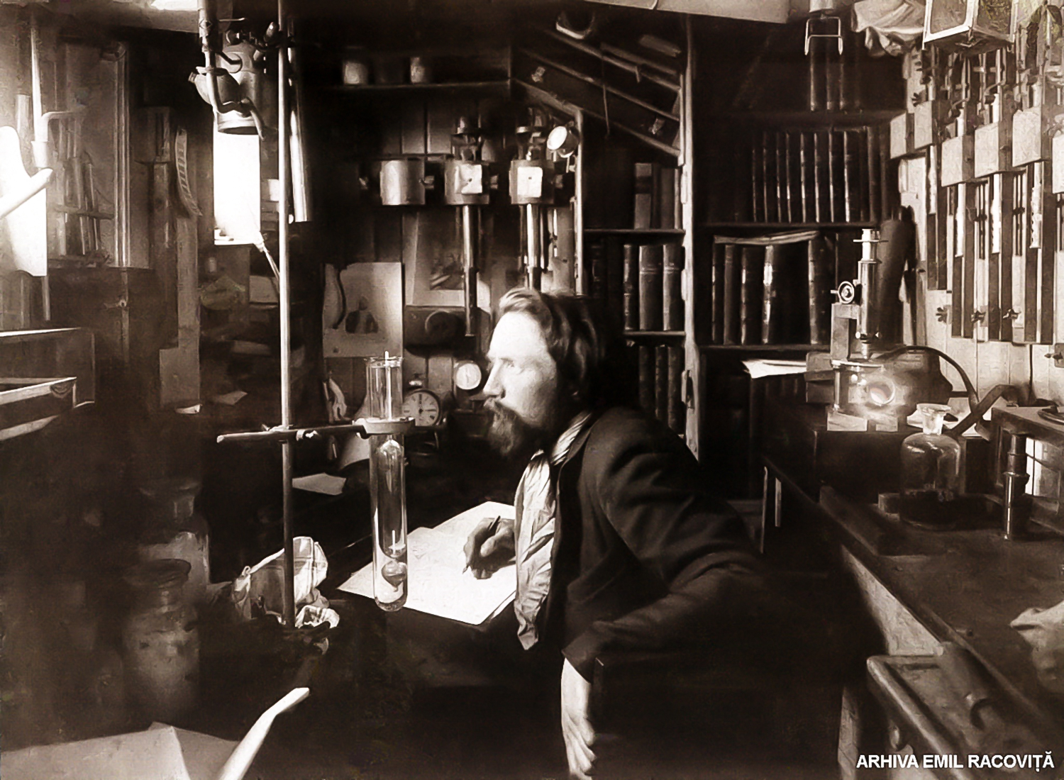 H. Arctowski în laboratorul său de pe „Belgica” (Foto F. Cook).