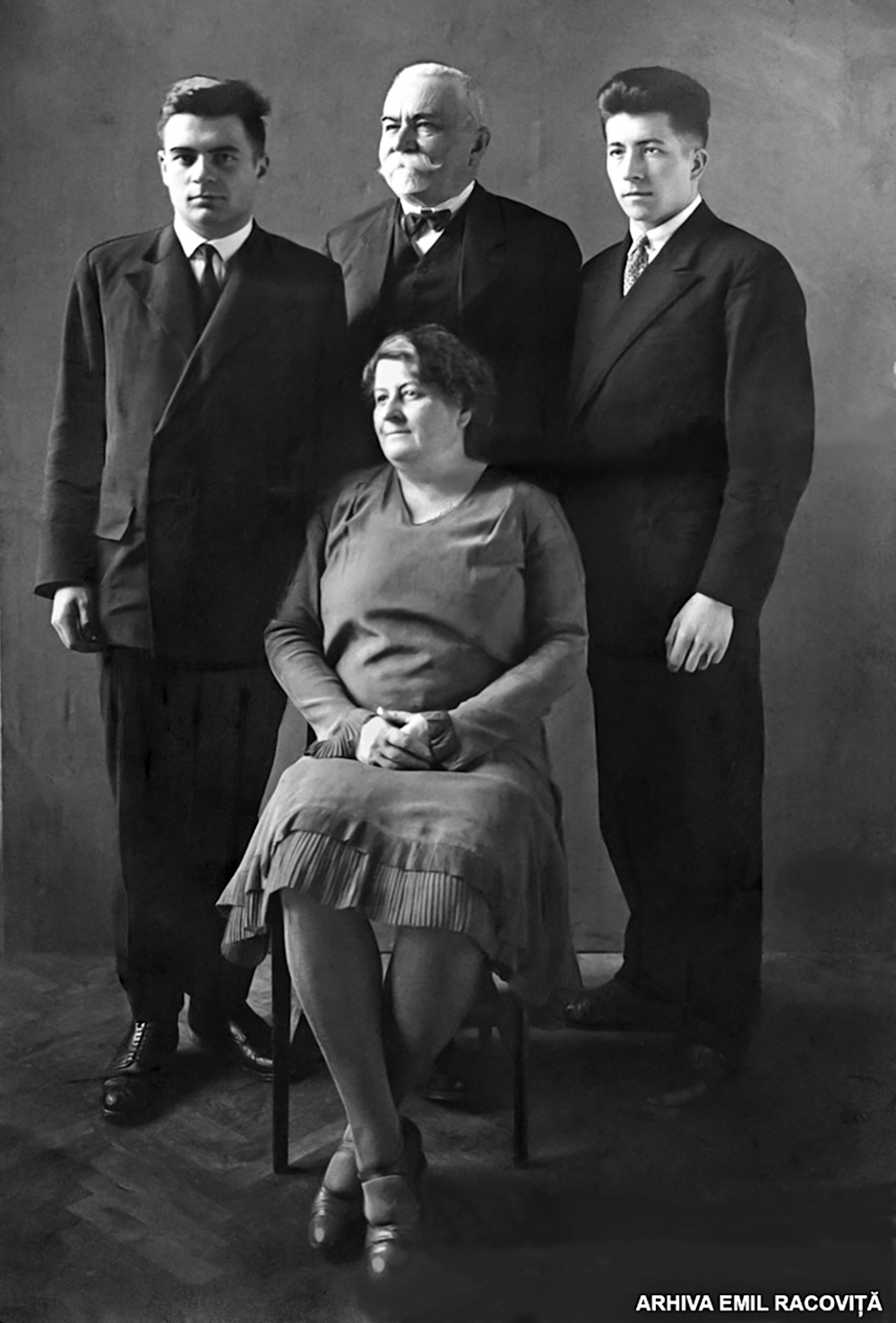 De la stânga la dreapta: Jean, Emil, şi Andrei; pe scaun: Hélène (8 februarie 1931).